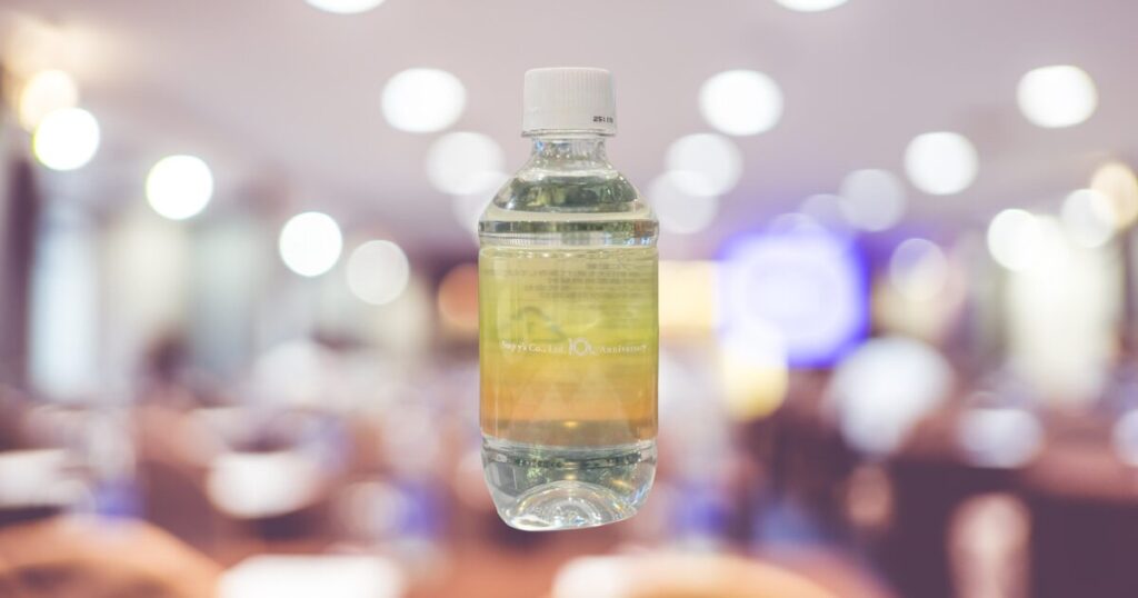 【配布しやすい】丸形ボトルのオリジナル水｜ノベルティ成果につながる設計ポイント